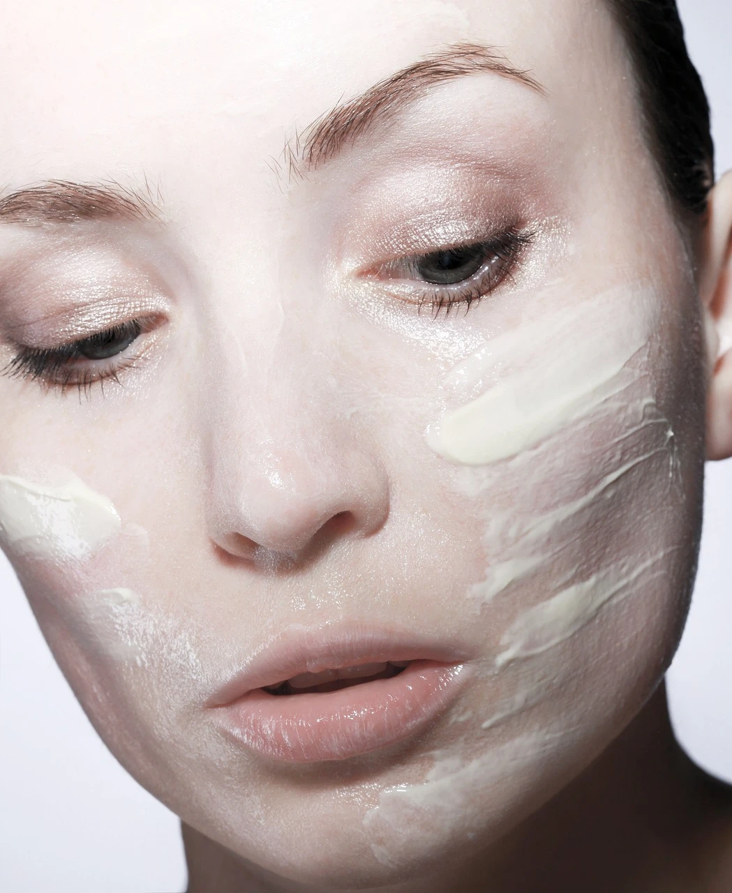 Découvrez comment distinguer la peau sèche de la peau déshydratée pour choisir les meilleurs produits de soins adaptés à votre type de peau.