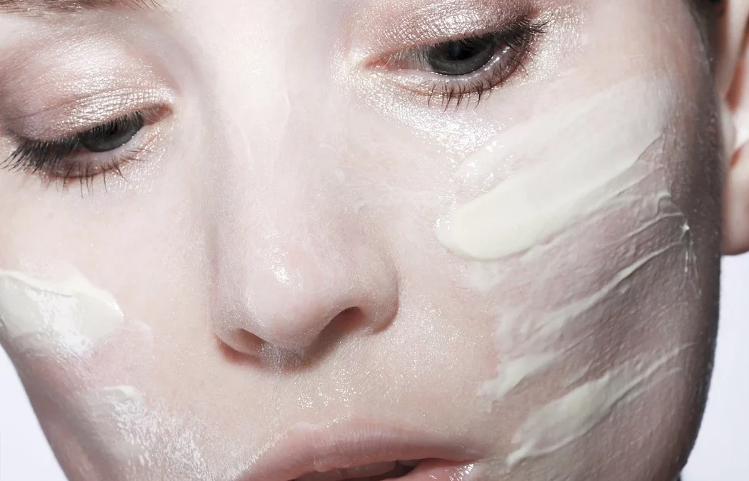 « Distinguer entre Peau Sèche et Peau Déshydratée : Comment Prendre Soin de Votre Épiderme »