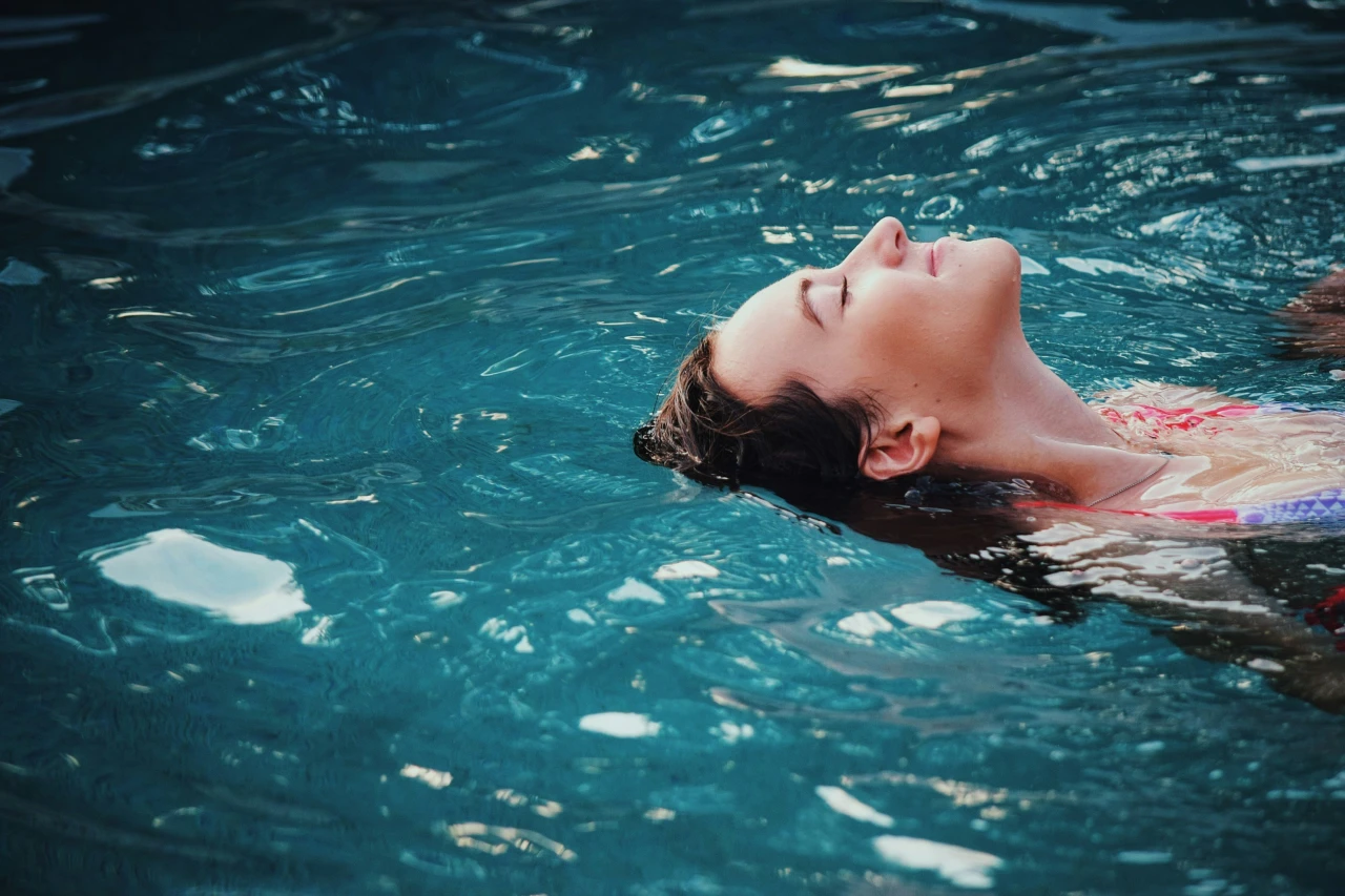 Découvrez le Head Spa, une expérience de bien-être qui combine massages du cuir chevelu, soins capillaires et relaxation pour des cheveux sains et un esprit détendu.