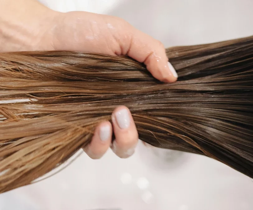 « Les Bienfaits de la Vapeur lors d’un Head Spa chez ClaudiaDeJanas pour les Cheveux Abîmés en Été »
