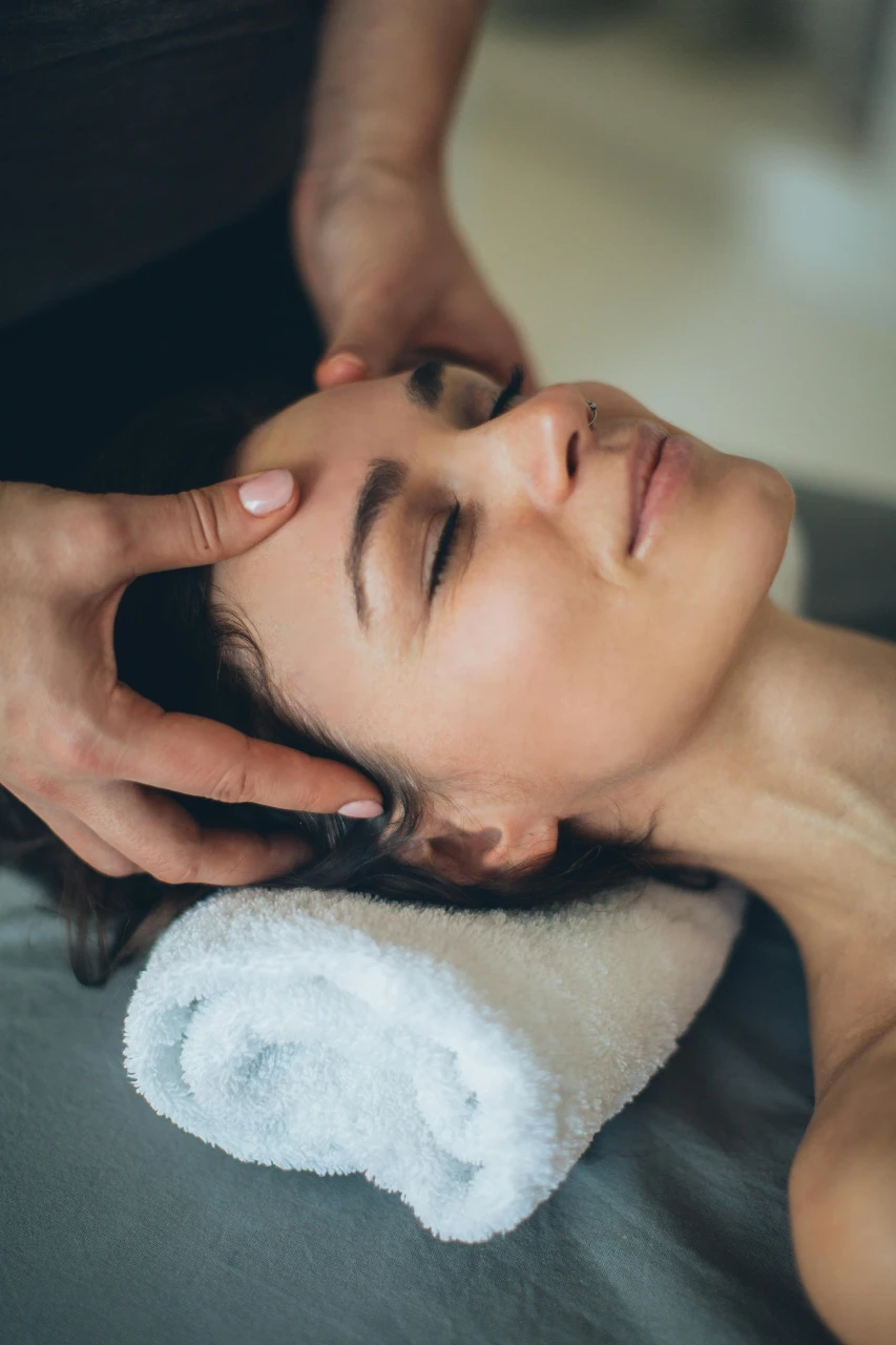 « Les bienfaits du massage du cuir chevelu pour la peau et le visage »
