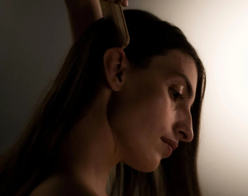 « Techniques de Stimulation du Cuir Chevelu : Favorisez la Croissance de Vos Cheveux de Manière Naturelle »