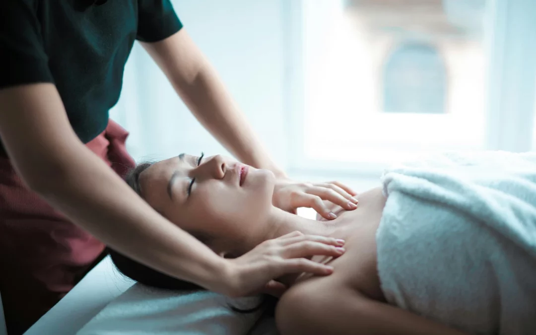 « Le Massage du Décolleté et de la Nuque : Un Soin du Visage Complet pour une Détente Totale »