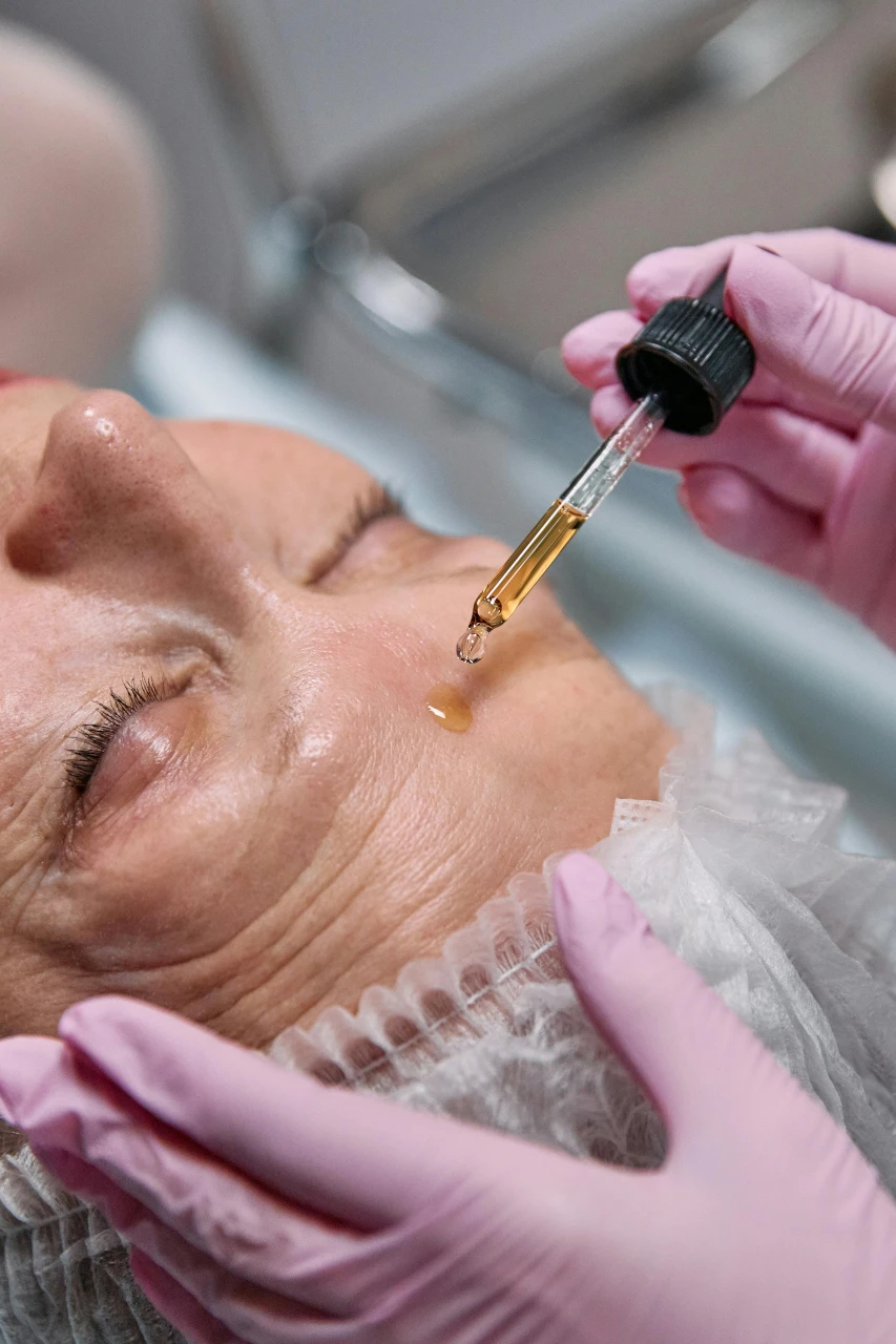Offrez à votre peau un éclat unique avec le Soin Régénérant chez ClaudiaDeJanas à Lausanne. Hydradermabrasion et Nanoneedling pour un teint lumineux !